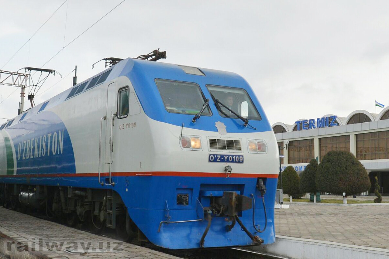 На железнодорожном участке Карши-Термез вместо тепловозов пошли электровозы