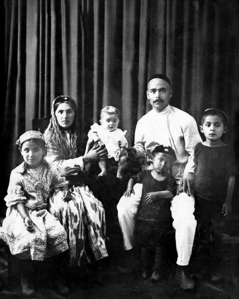 Опубликована архивная фотография семьи Ислама Каримова