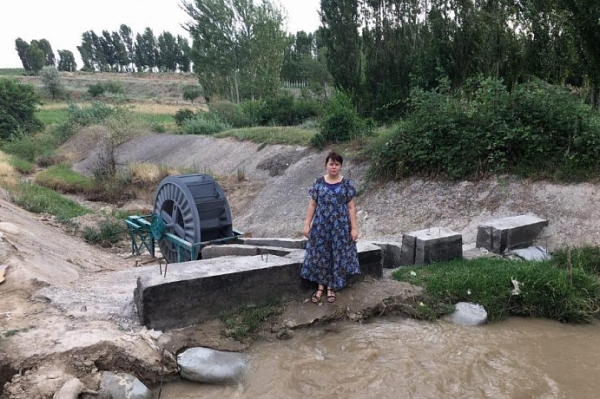 Электричество для трёх семей: Зульфия Мамадалиева установила в городе Касансае микрогидроэлектростанцию