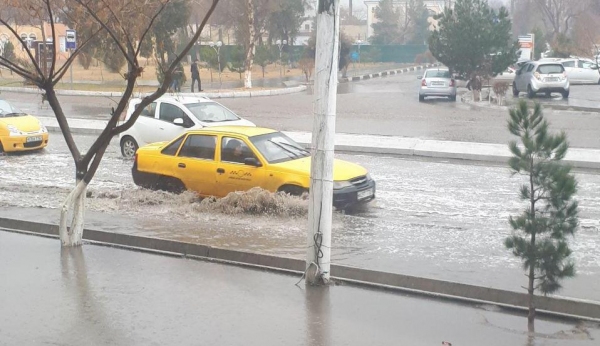 Бухара под водой: пожарные спасают наследие, автомобили пробираются вплавь