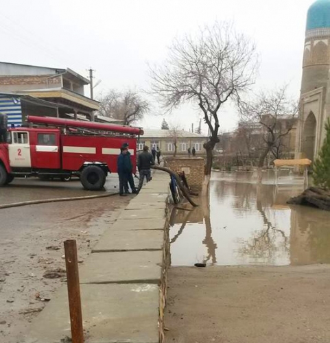 Бухара под водой: пожарные спасают наследие, автомобили пробираются вплавь