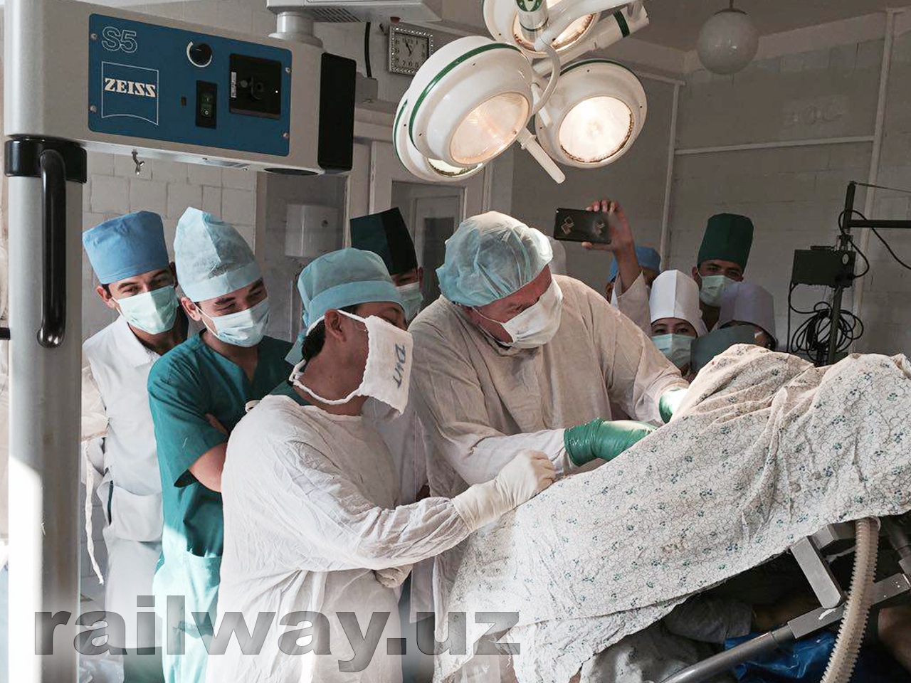 Хирурги НИИ имени Н.Н. Бурденко проводят операции в Андижане