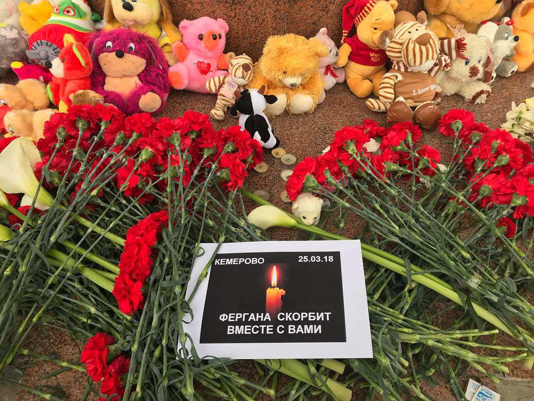 Жители Ферганы возложили цветы к памятнику Скорбящей матери в память о жертвах трагедии в Кемерово (фото, видео) Жители Ферганы возложили цветы к памятнику Скорбящей матери в память о жертвах трагедии в Кемерово (фото, видео)