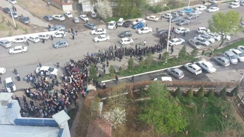 Узбекистанцы стоят в очередях за новым изданием Корана Узбекистанцы стоят в очередях за новым изданием Корана