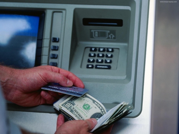 Коммерческие банки установят банкоматы для снятия валюты с международных платежных карт