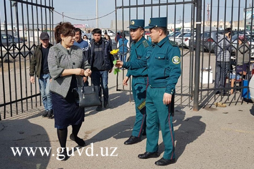Сотрудники ГУВД поздравили женщин Ташкента с 8 Марта (фото)