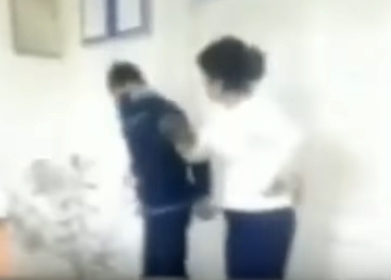 Уволена преподавательница из Ургенча, избившая ученика своей туфлей (видео)