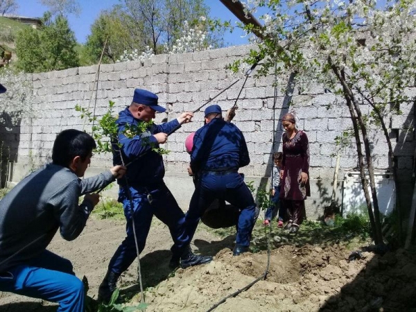 Спасатели снова извлекли человека из выгребной ямы