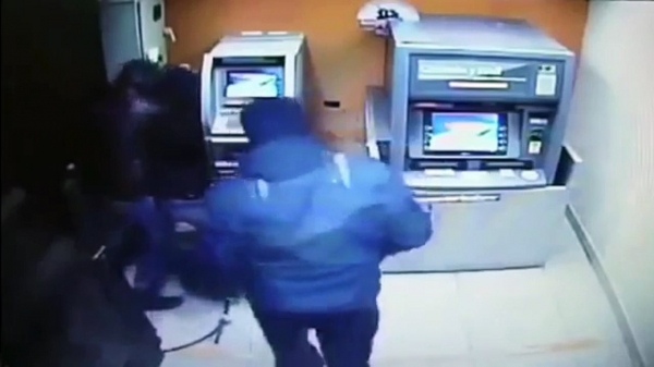 Двое мужчин украли из взломанного банкомата 3 миллиона сумов