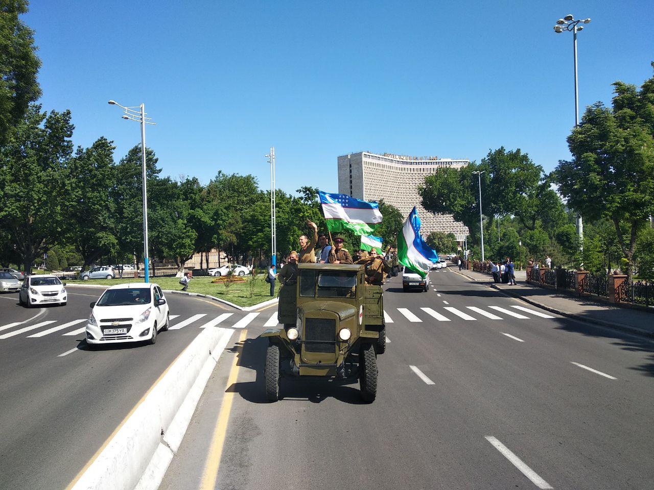 Автоколонна из техники времен Второй мировой войны проезжает по Ташкенту (фото, видео)