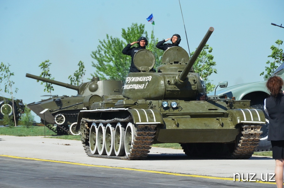 Военный парад: техника и песни военных лет Военный парад: техника и песни военных лет