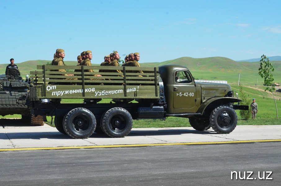 Военный парад: техника и песни военных лет Военный парад: техника и песни военных лет
