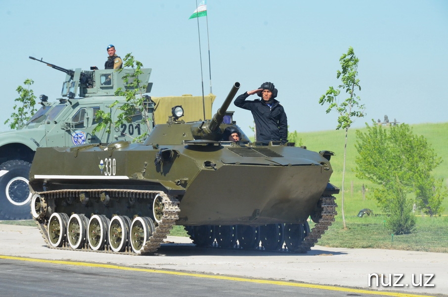 Военный парад: техника и песни военных лет Военный парад: техника и песни военных лет