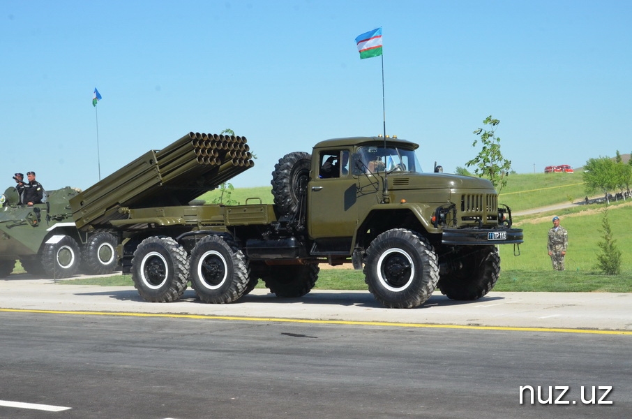 Военный парад: техника и песни военных лет Военный парад: техника и песни военных лет