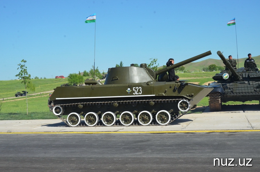 Военный парад: техника и песни военных лет Военный парад: техника и песни военных лет