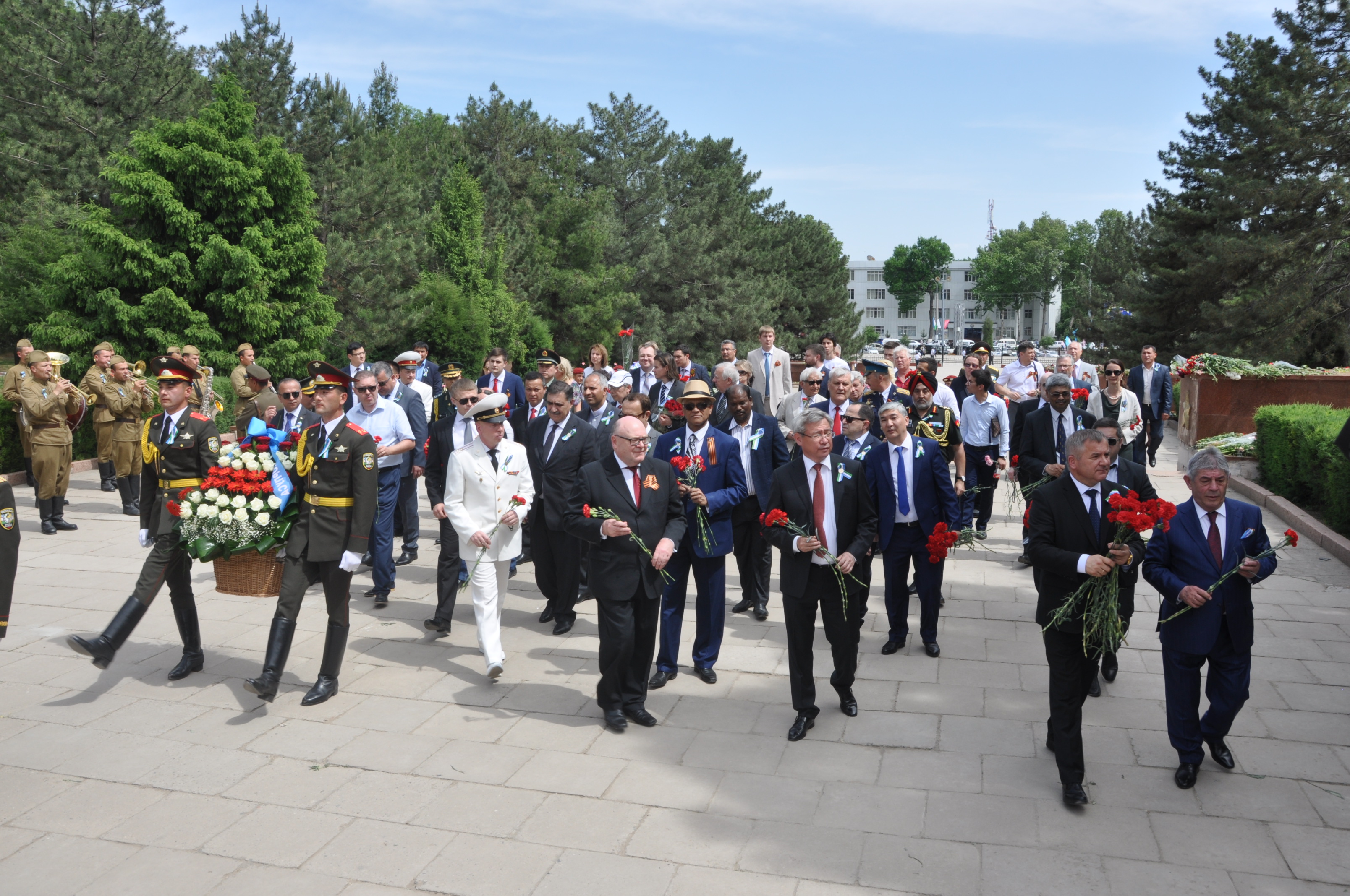 Послы и дипломаты возложили цветы к монументу Скорбящей матери и мемориальному комплексу "Братские могилы" Послы и дипломаты возложили цветы к монументу Скорбящей матери и мемориальному комплексу "Братские могилы"