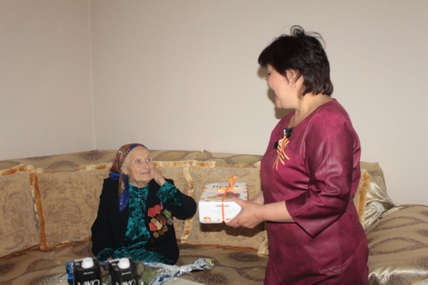Мингбулакские школьники навестили наманганских ветеранов