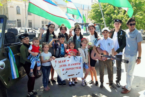 Союз молодёжи Узбекистана поздравил ветеранов и жителей Янгиюля с 9 Мая