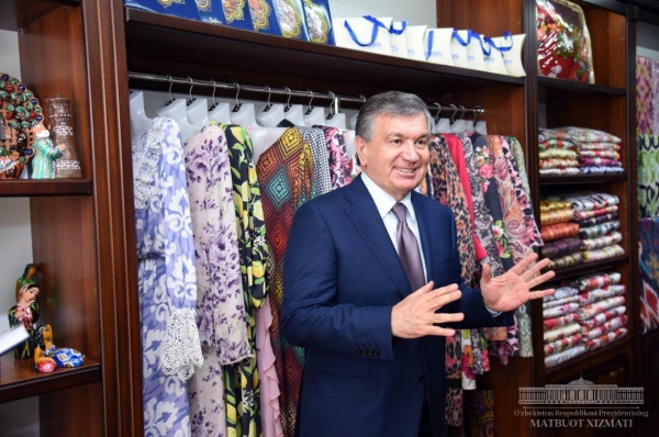 Президент нажал на символическую кнопку, запустив узбекско-китайское СП «Andijan Silk.Co»