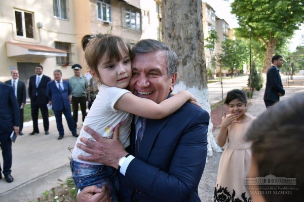 Президент посетил две махалли в Чиланзарском районе Ташкента