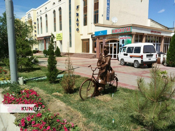 В Ургенче появился памятник почтальону Печкину