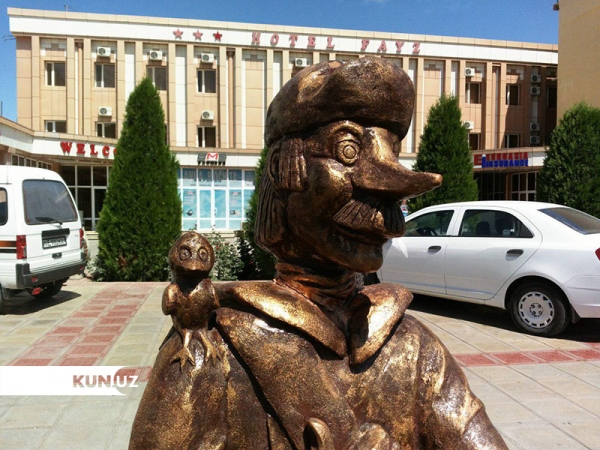 В Ургенче появился памятник почтальону Печкину