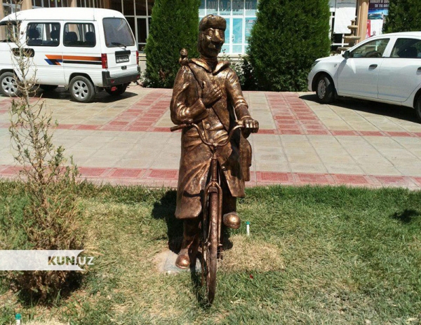 В Ургенче появился памятник почтальону Печкину