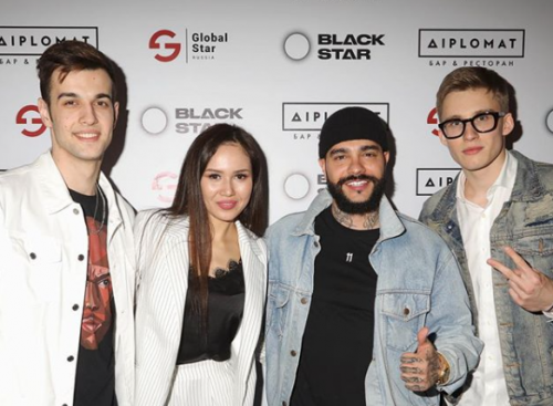 Олег Терновой подписал контракт с Black Star и спел на вечеринке лейбла свой хит «Домофон» (видео)