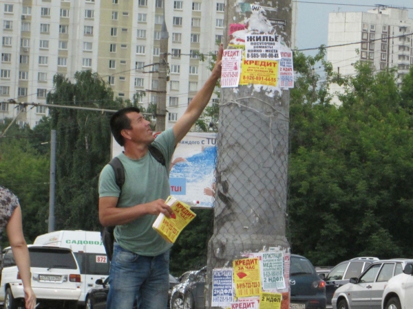 Ташкентцы предлагают запретить расклеивать объявления на столбах и дверях подъездов