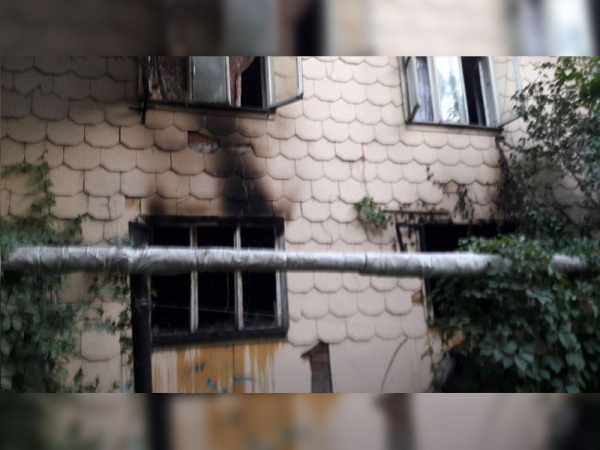 Пожар в Сергелийском районе: на Спутнике-8 из-за неосторожности жильцов вспыхнула деревянная двухэтажка