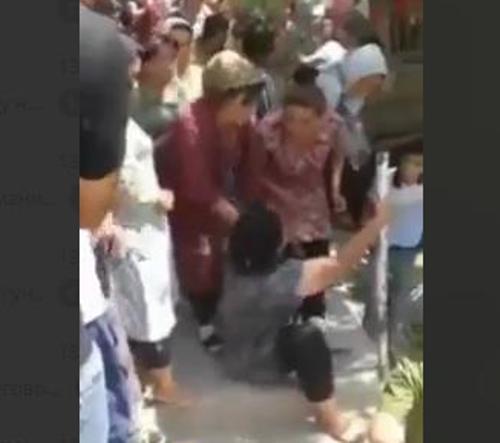Очередная дикость: в Андижанской области утроили самосуд над женщиной (видео) Очередная дикость: в Андижанской области утроили самосуд над женщиной (видео)