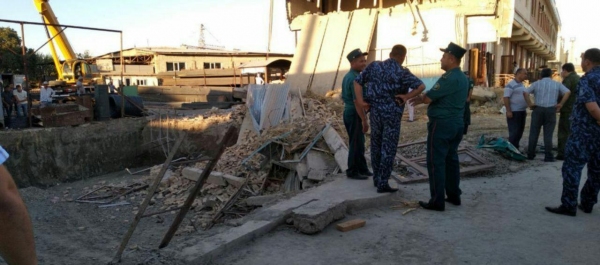 Под рухнувшим зданием в Бухаре погибли люди