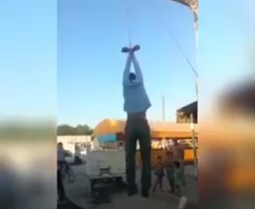 В Каракалпакстане устроили самосуд над парнем, обвиненным в воровстве (видео)