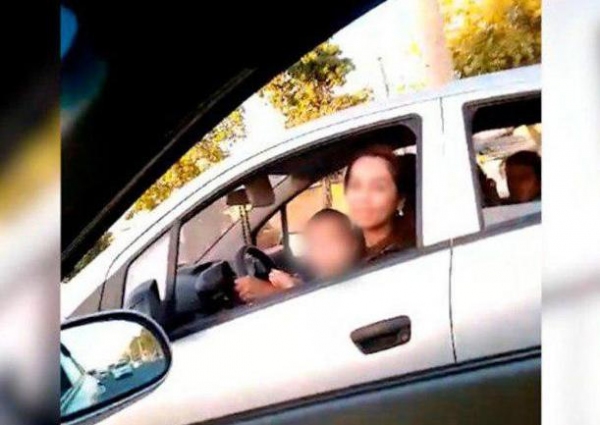 Девушку, ехавшую за рулем с ребенком на руках, разыскивает милиция (видео)