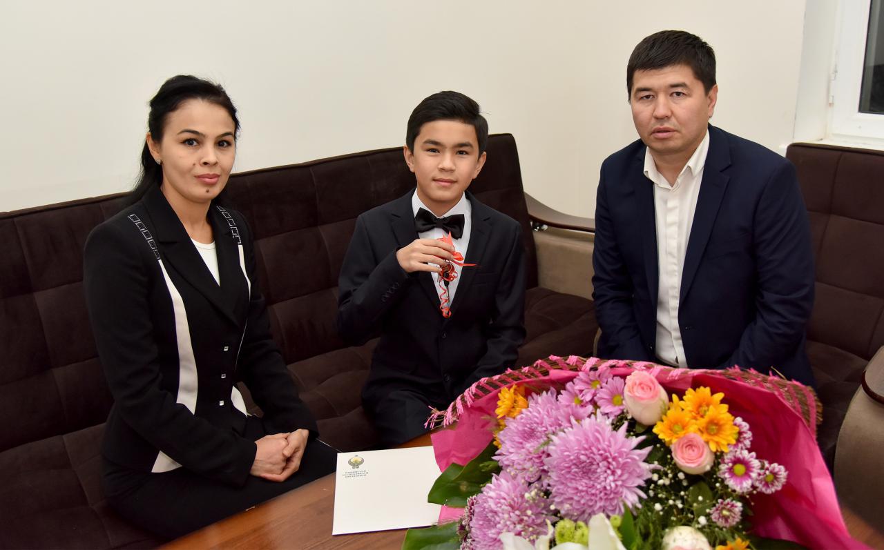 Президент Узбекистана подарил 3-комнатную квартиру юному шахматисту