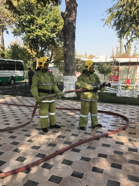 Пожарные учат незрячих детей действовать в экстремальных условиях