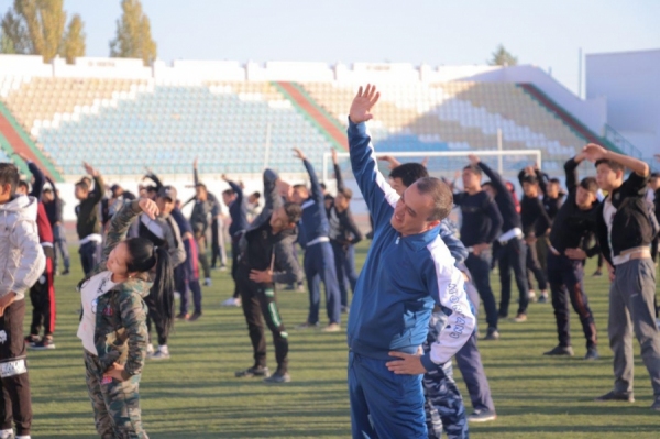 Эксперименты в Каракалпакстане: министр физкультуры и спорта сделал упражнения с нукусскими спортсменами
