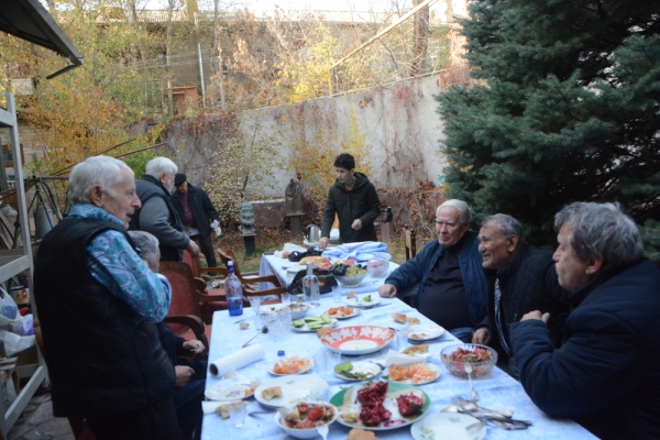  Космонавт готовит плов