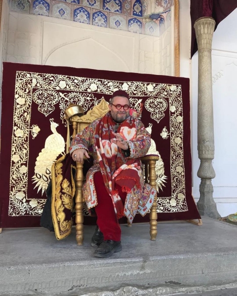 Ведущий программы «Модный приговор» Александр Васильев станцевал в Хиве (видео)