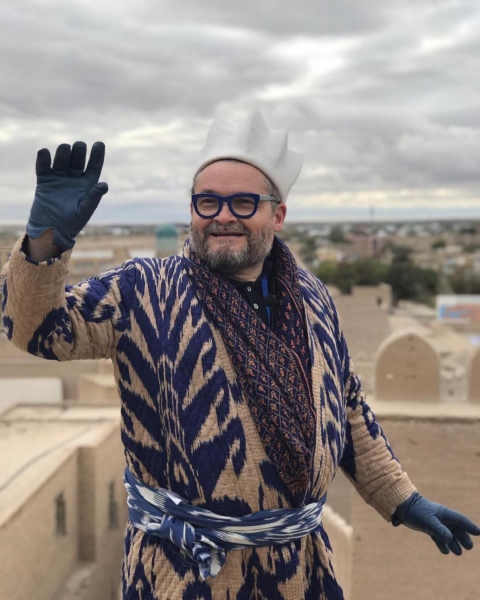 Ведущий программы «Модный приговор» Александр Васильев станцевал в Хиве (видео)