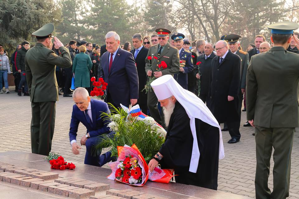 В Ташкенте прошла акция ко Дню Неизвестного Солдата В Ташкенте прошла акция ко Дню Неизвестного Солдата