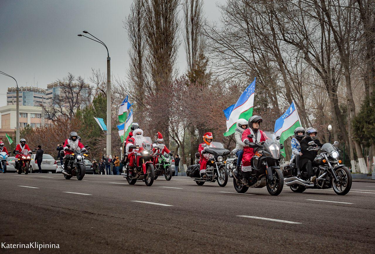 Деды Морозы на мотоциклах поздравили ташкентцев с Новым годом