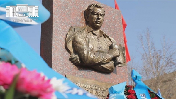 В день 90-летия Чингиза Айтматова в Ташкенте открыли барельеф великому писателю (видео)