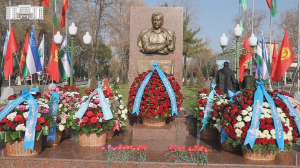 В день 90-летия Чингиза Айтматова в Ташкенте открыли барельеф великому писателю (видео)