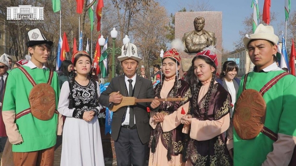 В день 90-летия Чингиза Айтматова в Ташкенте открыли барельеф великому писателю (видео)