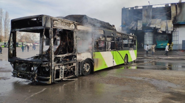 В столичном автопарке полностью сгорели два автобуса