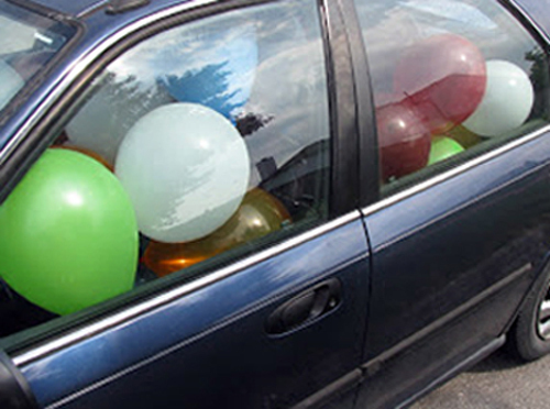 Воздушные шары, наполненные газом, взорвались в автомобиле под окнами роддома