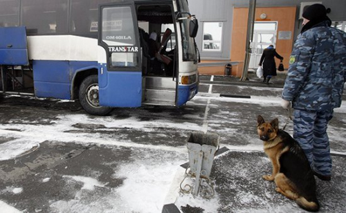 Двое узбекистанцев незаконно пересекли границу с Россией в багажнике автобуса