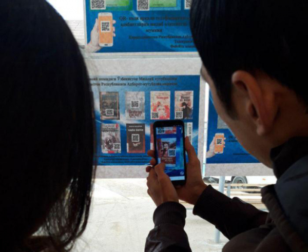 В залах ожидания и на остановках появились QR-коды для скачивания книг с сайта Национальной библиотеки