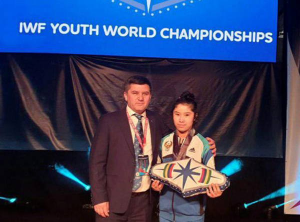 14-летняя тяжелоатлетка Нигора Абдуллаева стала абсолютной чемпионкой мира